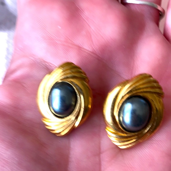 Avon Vintage 1988 Caviar Collection Victorian gold and gray post earrings - Picture 3 of 3